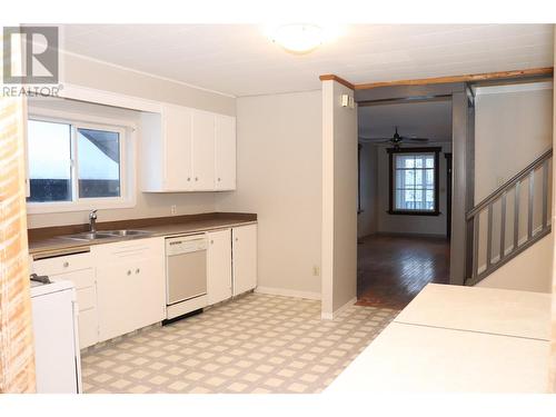 713 5Th  S Street, Cranbrook, BC - Indoor Photo Showing Kitchen With Double Sink