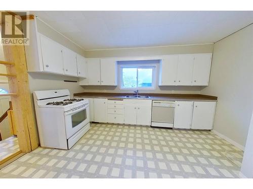 713 5Th  S Street, Cranbrook, BC - Indoor Photo Showing Kitchen With Double Sink