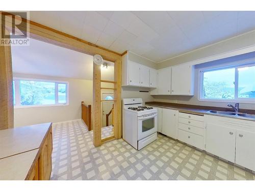 713 5Th  S Street, Cranbrook, BC - Indoor Photo Showing Kitchen With Double Sink