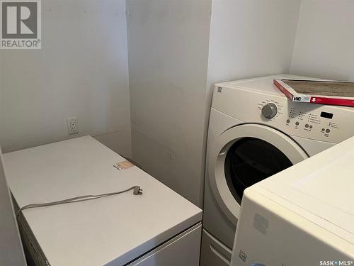 609 Ominica Street E, Moose Jaw, SK - Indoor Photo Showing Laundry Room