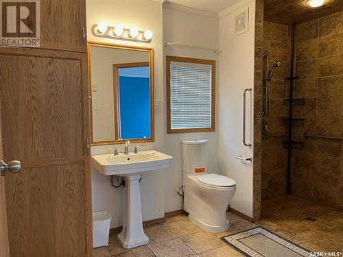 609 Ominica Street E, Moose Jaw, SK - Indoor Photo Showing Bathroom