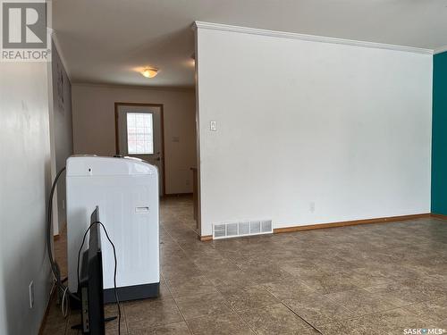 609 Ominica Street E, Moose Jaw, SK - Indoor Photo Showing Laundry Room