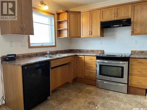 609 Ominica Street E, Moose Jaw, SK - Indoor Photo Showing Kitchen With Double Sink