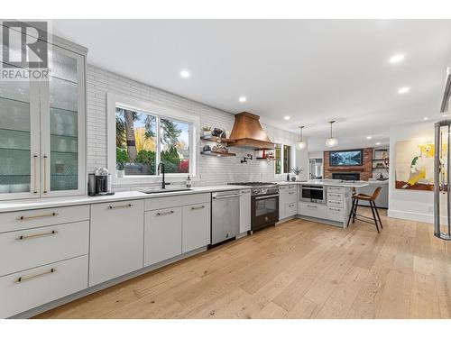 827 Coronado Court, Kelowna, BC - Indoor Photo Showing Kitchen With Upgraded Kitchen