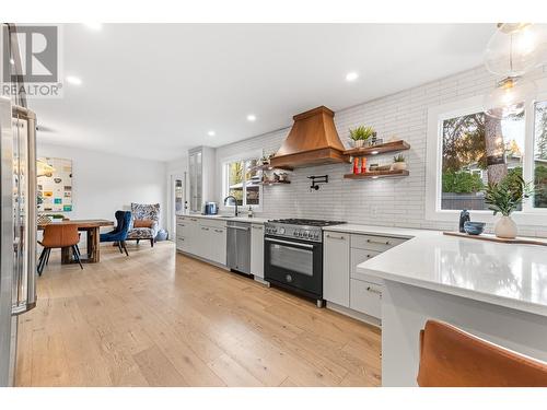 827 Coronado Court, Kelowna, BC - Indoor Photo Showing Kitchen With Upgraded Kitchen