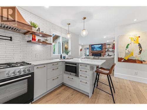 827 Coronado Court, Kelowna, BC - Indoor Photo Showing Kitchen With Upgraded Kitchen