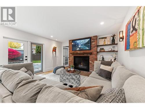 827 Coronado Court, Kelowna, BC - Indoor Photo Showing Living Room With Fireplace