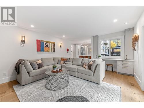 827 Coronado Court, Kelowna, BC - Indoor Photo Showing Living Room