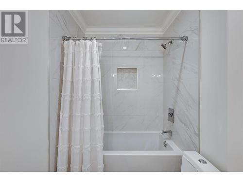 827 Coronado Court, Kelowna, BC - Indoor Photo Showing Bathroom