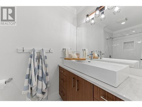 827 Coronado Court, Kelowna, BC - Indoor Photo Showing Bathroom