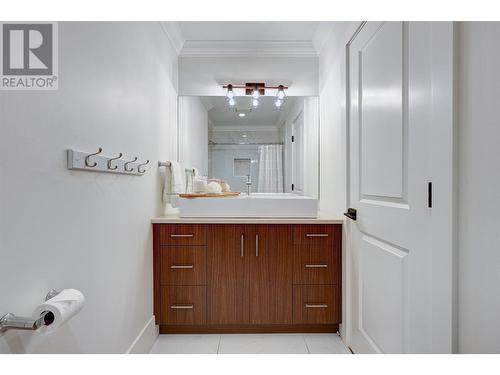 827 Coronado Court, Kelowna, BC - Indoor Photo Showing Bathroom