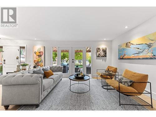 827 Coronado Court, Kelowna, BC - Indoor Photo Showing Living Room