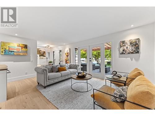 827 Coronado Court, Kelowna, BC - Indoor Photo Showing Living Room