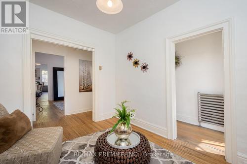 58 Mansfield Avenue, Toronto, ON - Indoor Photo Showing Living Room