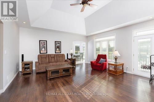 2753 Old Homestead Road, Georgina, ON - Indoor Photo Showing Living Room