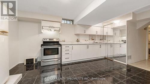 13 Stillwater Crescent, Brampton, ON - Indoor Photo Showing Kitchen