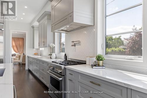 265 Woodale Avenue, Oakville, ON - Indoor Photo Showing Kitchen With Upgraded Kitchen