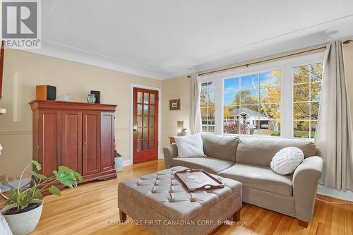 130 Bond Street, London, ON - Indoor Photo Showing Living Room