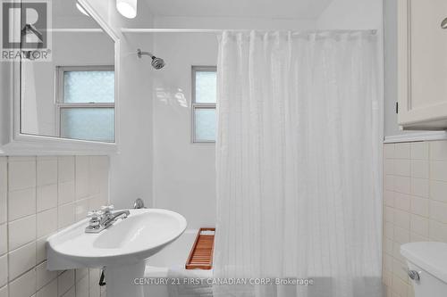 130 Bond Street, London, ON - Indoor Photo Showing Bathroom