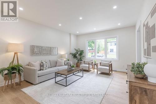 17 Glenbarr Road W, St. Catharines (461 - Glendale/Glenridge), ON - Indoor Photo Showing Living Room