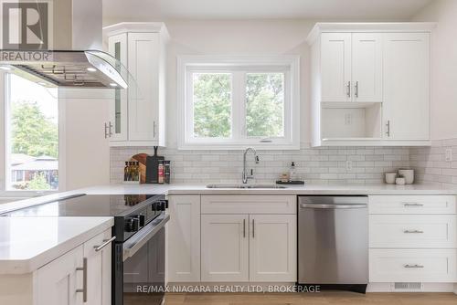 17 Glenbarr Road W, St. Catharines (461 - Glendale/Glenridge), ON - Indoor Photo Showing Kitchen With Upgraded Kitchen