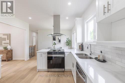 17 Glenbarr Road W, St. Catharines (461 - Glendale/Glenridge), ON - Indoor Photo Showing Kitchen With Double Sink