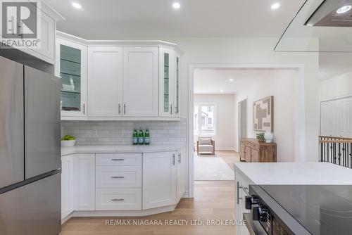 17 Glenbarr Road W, St. Catharines (461 - Glendale/Glenridge), ON - Indoor Photo Showing Kitchen