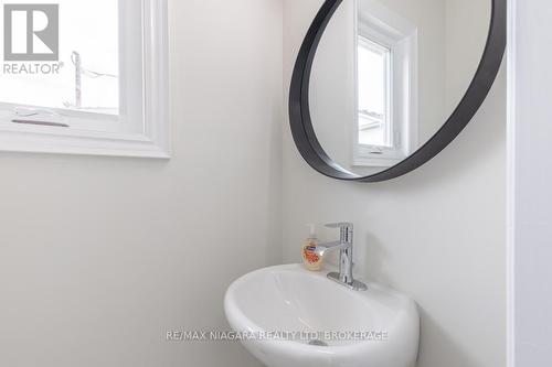 17 Glenbarr Road W, St. Catharines (461 - Glendale/Glenridge), ON - Indoor Photo Showing Bathroom