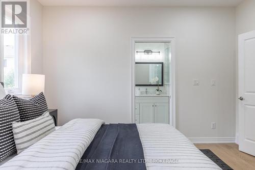 17 Glenbarr Road W, St. Catharines (461 - Glendale/Glenridge), ON - Indoor Photo Showing Bedroom