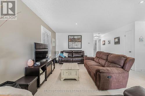 4501 Frances Crescent, Lincoln (982 - Beamsville), ON - Indoor Photo Showing Living Room