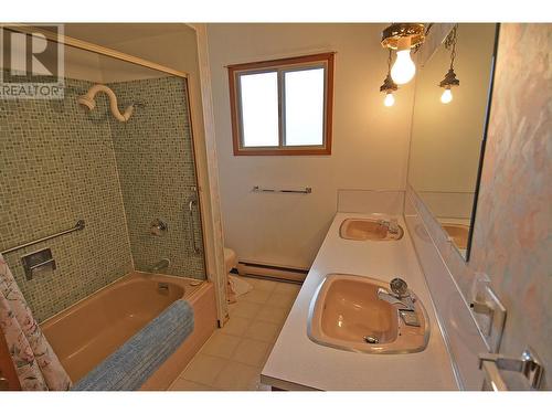 2245 Bealby Road, Nelson, BC - Indoor Photo Showing Bathroom