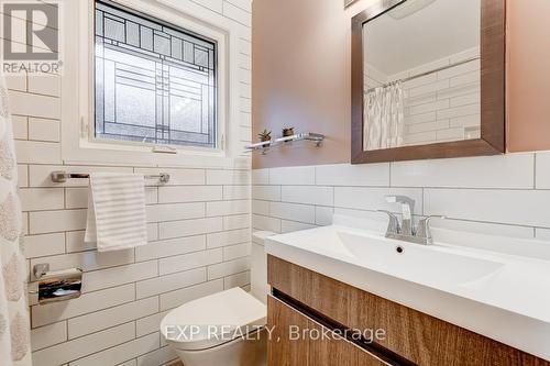 528 Penhill Avenue, Ottawa, ON - Indoor Photo Showing Bathroom