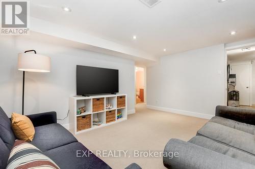 528 Penhill Avenue, Ottawa, ON - Indoor Photo Showing Living Room