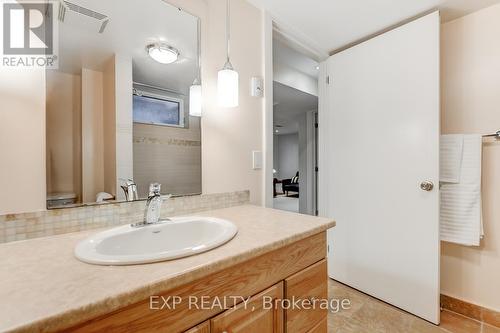 528 Penhill Avenue, Ottawa, ON - Indoor Photo Showing Bathroom