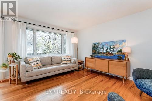 528 Penhill Avenue, Ottawa, ON - Indoor Photo Showing Living Room