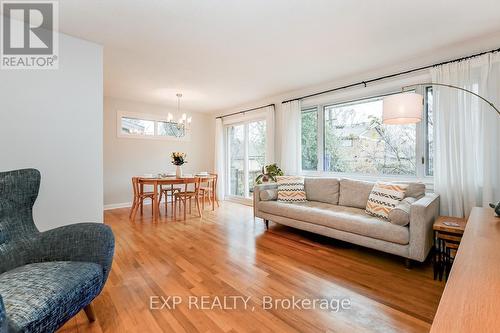 528 Penhill Avenue, Ottawa, ON - Indoor Photo Showing Living Room