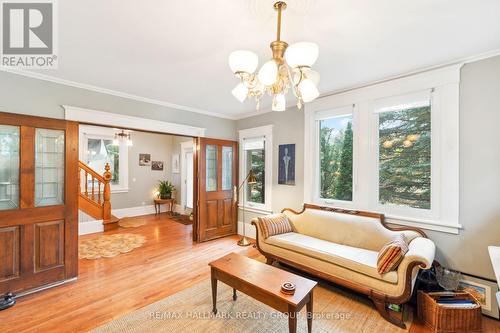 28 Queen Mary Street, Ottawa, ON - Indoor Photo Showing Living Room