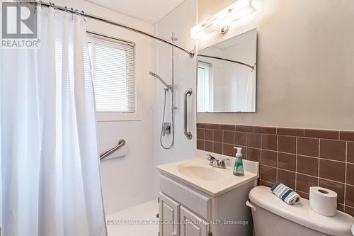 18 Calverley Street, Orillia, ON - Indoor Photo Showing Bathroom