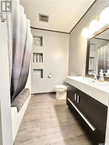 602 Brimacombe Drive, Weyburn, SK - Indoor Photo Showing Bathroom