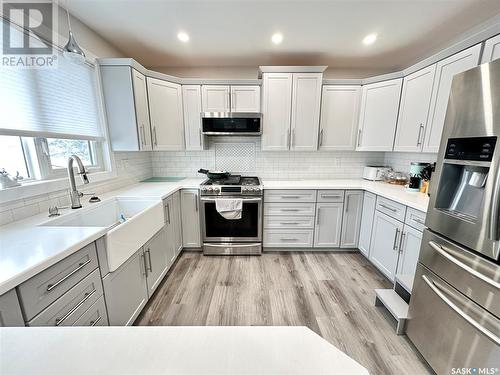 602 Brimacombe Drive, Weyburn, SK - Indoor Photo Showing Kitchen With Upgraded Kitchen