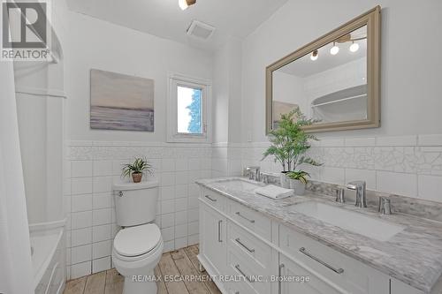 226 Balsam Avenue S, Hamilton, ON - Indoor Photo Showing Bathroom