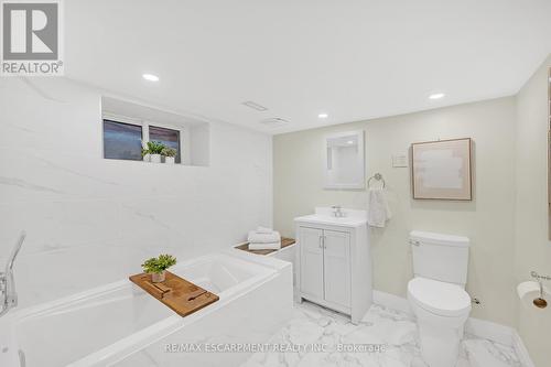 226 Balsam Avenue S, Hamilton, ON - Indoor Photo Showing Bathroom