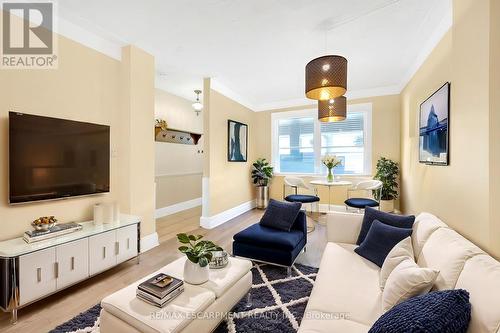 226 Balsam Avenue S, Hamilton, ON - Indoor Photo Showing Living Room