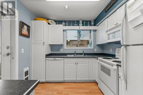 250 Dougall Road N Unit# 309, Kelowna, BC - Indoor Photo Showing Kitchen With Double Sink