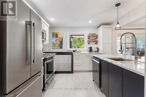 3 Glenbarr Road, St. Catharines (461 - Glendale/Glenridge), ON - Indoor Photo Showing Kitchen With Upgraded Kitchen