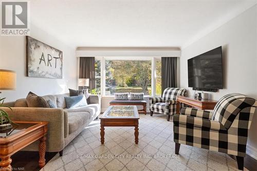 3 Glenbarr Road, St. Catharines (461 - Glendale/Glenridge), ON - Indoor Photo Showing Living Room