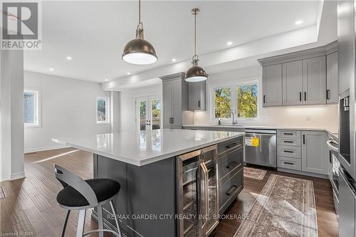 25 Haight Street, St. Catharines (455 - Secord Woods), ON - Indoor Photo Showing Kitchen With Upgraded Kitchen