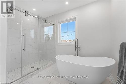 25 Haight Street, St. Catharines (455 - Secord Woods), ON - Indoor Photo Showing Bathroom