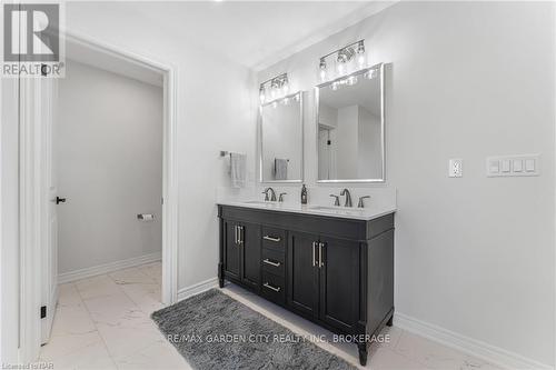 25 Haight Street, St. Catharines (455 - Secord Woods), ON - Indoor Photo Showing Bathroom