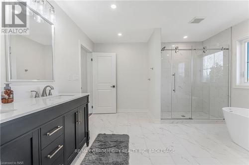 25 Haight Street, St. Catharines (455 - Secord Woods), ON - Indoor Photo Showing Bathroom